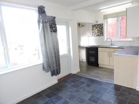 3 bedroom Semi-detached house to let in Carisbrooke Avenue, Beeston, NG9
