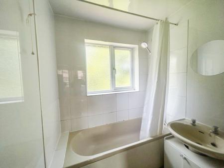 3 bedroom Semi-detached house to let in Carisbrooke Avenue, Beeston, NG9