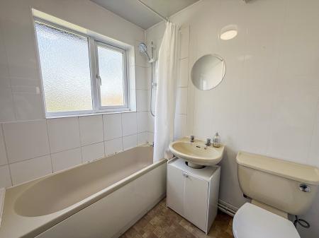 3 bedroom Semi-detached house to let in Carisbrooke Avenue, Beeston, NG9