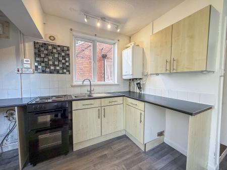 3 bedroom Semi-detached house to let in Carisbrooke Avenue, Beeston, NG9