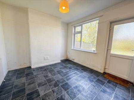 3 bedroom Semi-detached house to let in Carisbrooke Avenue, Beeston, NG9