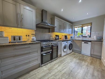 4 bedroom Detached house for sale in Ramblers Close, Colwick, NG4