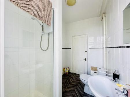 6 bedroom Semi-detached house to let in Woodborough Road, Nottingham, NG3