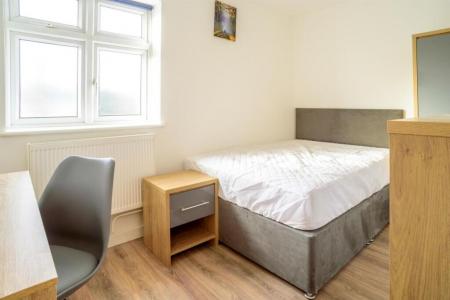 8 bedroom Semi-detached house to let in Queens Road, Beeston, NG9