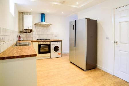 8 bedroom Semi-detached house to let in Queens Road, Beeston, NG9