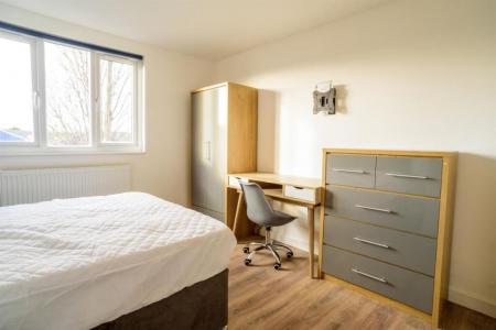 8 bedroom Semi-detached house to let in Queens Road, Beeston, NG9