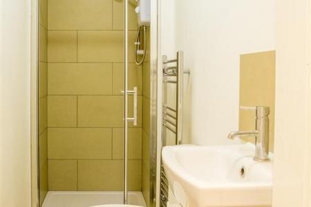 8 bedroom Semi-detached house to let in Queens Road, Beeston, NG9