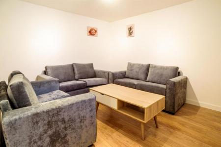 8 bedroom Semi-detached house to let in Queens Road, Beeston, NG9