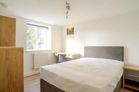 8 bedroom Semi-detached house to let in Queens Road, Beeston, NG9