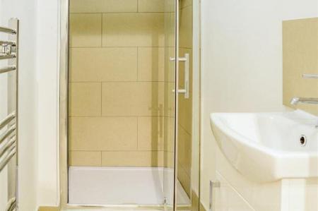 8 bedroom Semi-detached house to let in Queens Road, Beeston, NG9