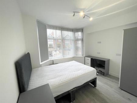 6 bedroom Semi-detached house to let in Coventry Road, Beeston, NG9