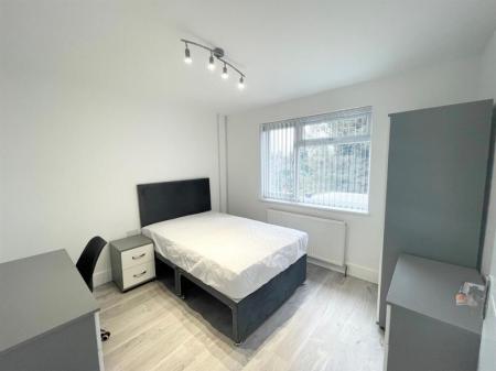 6 bedroom Semi-detached house to let in Coventry Road, Beeston, NG9