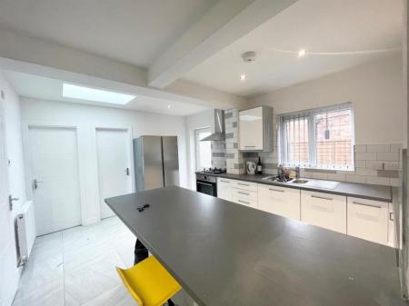 6 bedroom Semi-detached house to let in Coventry Road, Beeston, NG9