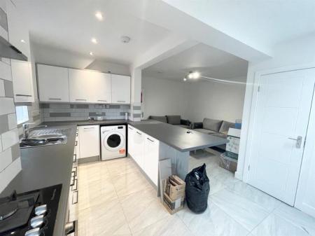 6 bedroom Semi-detached house to let in Coventry Road, Beeston, NG9