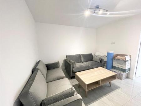 6 bedroom Semi-detached house to let in Coventry Road, Beeston, NG9