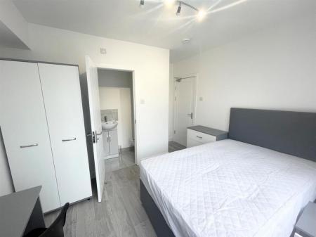 6 bedroom Semi-detached house to let in Coventry Road, Beeston, NG9