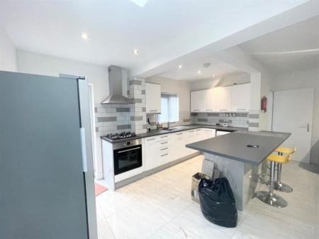 6 bedroom Semi-detached house to let in Coventry Road, Beeston, NG9