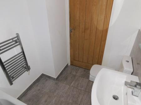 2 bedroom Flat to let in Carlton Square, Carlton, Nottingham, NG4