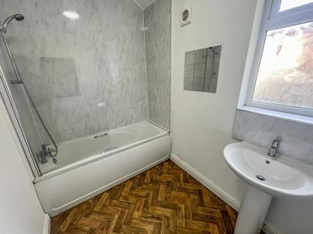 2 bedroom Flat to let in Mansfield Road, Carrington, Nottingham, NG5