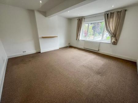 2 bedroom Flat to let in Mansfield Road, Carrington, Nottingham, NG5