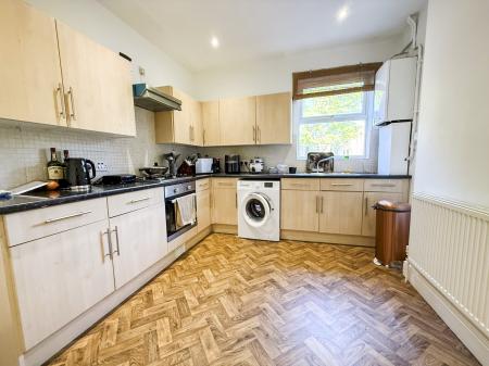 2 bedroom Flat to let in Mansfield Road, Carrington, Nottingham, NG5