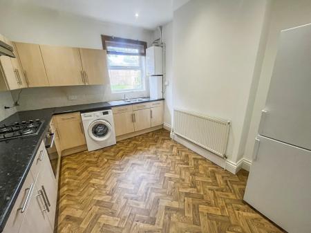 2 bedroom Flat to let in Mansfield Road, Carrington, Nottingham, NG5