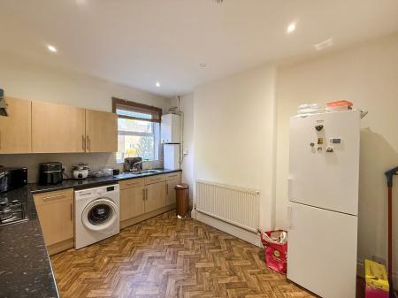 2 bedroom Flat to let in Mansfield Road, Carrington, Nottingham, NG5