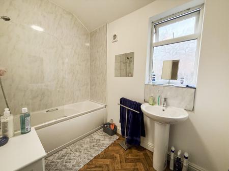 2 bedroom Flat to let in Mansfield Road, Carrington, Nottingham, NG5