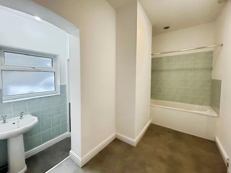 2 bedroom Flat to let in Manvers Street, Netherfield, Nottingham, NG4