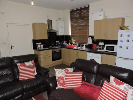 2 bedroom Flat to let in Manvers Street, Netherfield, Nottingham, NG4