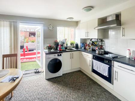 2 bedroom Town house to let in Holkham Close, Arnold, NG5