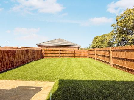 3 bedroom Semi-detached house to let in Starina Avenue, Nottingham, NG12