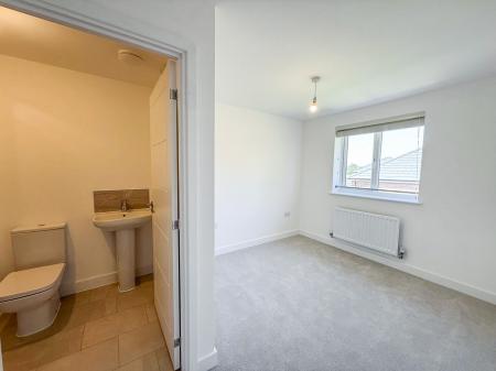 3 bedroom Semi-detached house to let in Starina Avenue, Nottingham, NG12