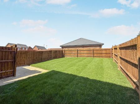 3 bedroom Semi-detached house to let in Starina Avenue, Nottingham, NG12