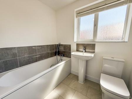 3 bedroom Semi-detached house to let in Starina Avenue, Nottingham, NG12