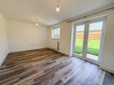 3 bedroom Semi-detached house to let in Starina Avenue, Nottingham, NG12