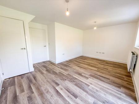 3 bedroom Semi-detached house to let in Starina Avenue, Nottingham, NG12