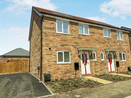 3 bedroom Semi-detached house to let in Starina Avenue, Nottingham, NG12