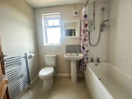 4 bedroom Detached house to let in Lambley Lane, Nottingham, Gedling, NG4