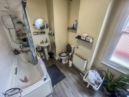 2 bedroom Flat to let in High Road, Chilwell, NG9