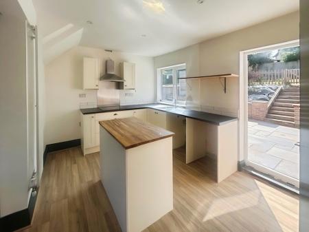 4 bedroom Semi-detached house to let in Valley Road, Sherwood Nottingham, NG5