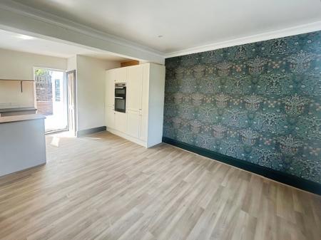 4 bedroom Semi-detached house to let in Valley Road, Sherwood Nottingham, NG5