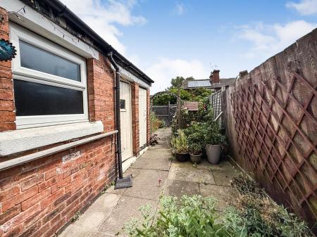 2 bedroom Flat for sale in Wellington Street, Nottingham, Eastwood, NG16