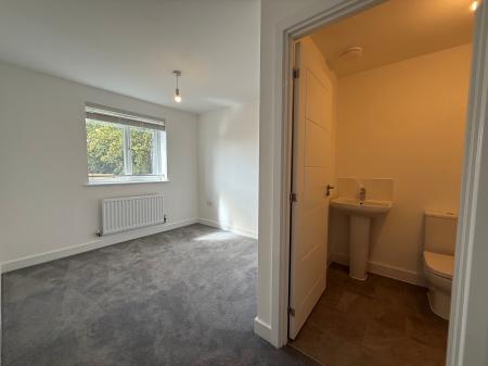 3 bedroom Semi-detached house to let in Starina Avenue, Nottingham, NG12