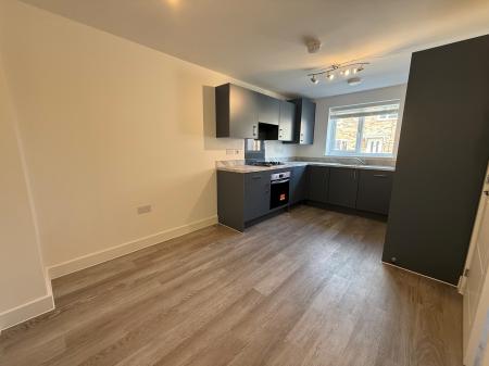 3 bedroom Semi-detached house to let in Starina Avenue, Nottingham, NG12
