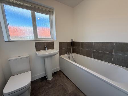 3 bedroom Semi-detached house to let in Starina Avenue, Nottingham, NG12