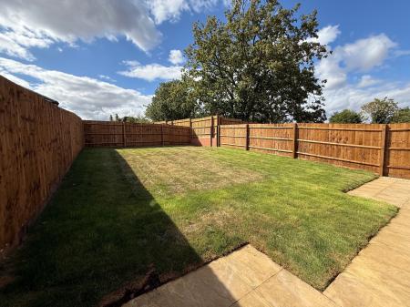 3 bedroom Semi-detached house to let in Starina Avenue, Nottingham, NG12