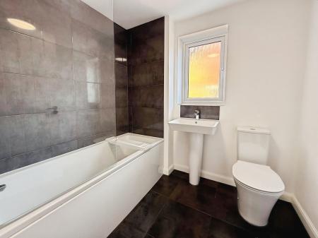 4 bedroom Detached house to let in Josephine Grove, Nottingham, NG12