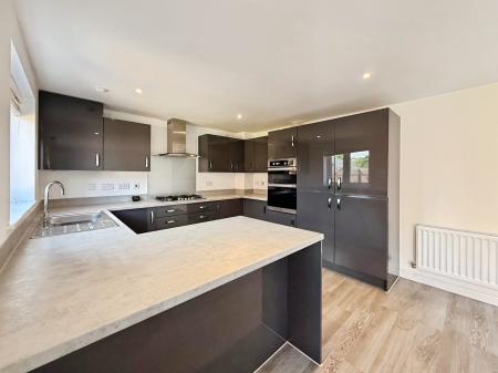 4 bedroom Detached house to let in Josephine Grove, Nottingham, NG12