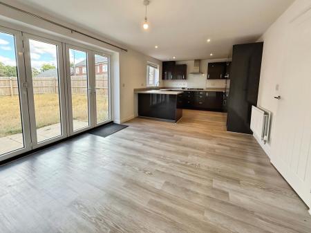 4 bedroom Detached house to let in Josephine Grove, Nottingham, NG12